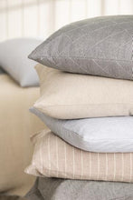 Indlæs billede til gallerivisning Pudebetræk - Malva m/ tynde beige striber