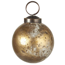 Indlæs billede til gallerivisning Julekugle - hvid/messing-look - 10.5 cm