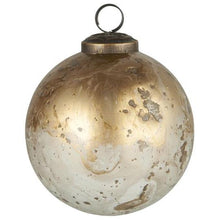 Indlæs billede til gallerivisning Julekugle - hvid/messing-look - 10.5 cm