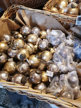 Indlæs billede til gallerivisning Julekugle - hvid/messing-look - 10.5 cm