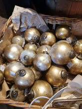 Indlæs billede til gallerivisning Julekugle - hvid/messing-look - 8,3 cm