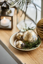 Indlæs billede til gallerivisning Julekugle - hvid/messing-look - 8,3 cm