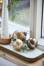 Indlæs billede til gallerivisning Julekugle - hvid/messing-look - 10.5 cm