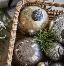 Indlæs billede til gallerivisning Julekugle - hvid/messing-look - 6,5 cm