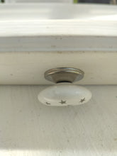 Indlæs billede til gallerivisning Greb til skuffer og skabe - Hvid med grå stjerner