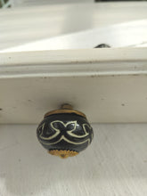 Indlæs billede til gallerivisning Greb til skuffer og skabe - sort m/ guld