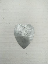 Indlæs billede til gallerivisning Små hjerter i metal.