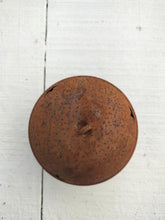 Indlæs billede til gallerivisning Stor bjælde / klokke i rust – lidt julestemning til hjem og have.