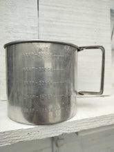 Indlæs billede til gallerivisning Gammel melsigte i metal – med mål.