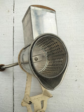 Indlæs billede til gallerivisning Gammel mandel hakker - køkkenets trofaste hjælper - 2