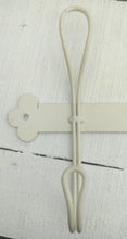 Indlæs billede til gallerivisning Knagerække i cremehvid metal m/ 3 knager.