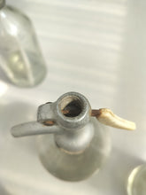 Indlæs billede til gallerivisning Gammel siffon flaske - 2