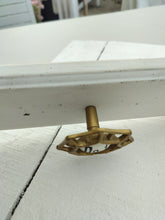 Indlæs billede til gallerivisning Greb til skuffer og skabe. Messing m/ sort skrift