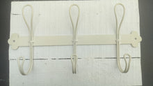 Indlæs billede til gallerivisning Knagerække i cremehvid metal m/ 3 knager.