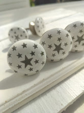 Indlæs billede til gallerivisning Greb til skuffer og skabe - Hvid med grå stjerner
