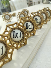 Indlæs billede til gallerivisning Greb til skuffer og skabe. Messing m/ sort skrift