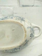 Indlæs billede til gallerivisning Gammel terrin - låg og blå blomster