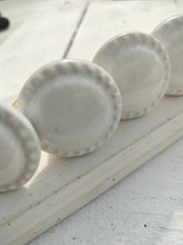 Indlæs billede til gallerivisning Greb til skuffer og skabe - Hvid porcelæn