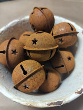 Indlæs billede til gallerivisning Mellem bjælde/ klokke i rust – lidt julestemning til hjem og have.