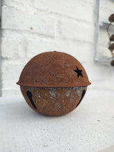 Indlæs billede til gallerivisning Stor bjælde / klokke i rust – lidt julestemning til hjem og have.