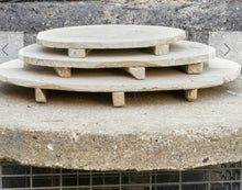 Indlæs billede til gallerivisning Rustik træbræt på fødder 50 cm