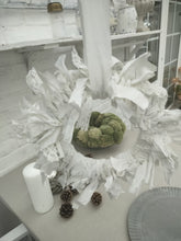 Indlæs billede til gallerivisning Krans af stofrester – når små stumper får nyt liv.