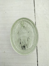 Indlæs billede til gallerivisning Fin glas-høne med charme og historie