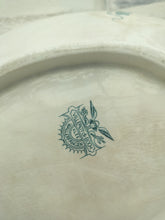 Indlæs billede til gallerivisning Gammel terrin med låg og lyseblå blomster.