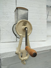 Indlæs billede til gallerivisning Gammel mandel hakker - køkkenets trofaste hjælper - 2