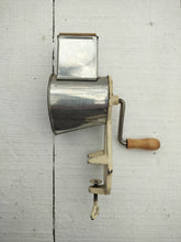 Indlæs billede til gallerivisning Gammel mandel hakker - køkkenets trofaste hjælper - 2