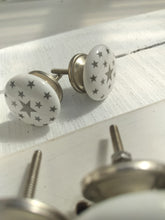 Indlæs billede til gallerivisning Greb til skuffer og skabe - Hvid med grå stjerner