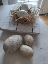 Indlæs billede til gallerivisning Påske tilbud - 2 porcelæns æg og en pose tørret strå.