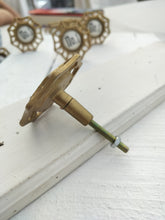 Indlæs billede til gallerivisning Greb til skuffer og skabe. Messing m/ sort skrift