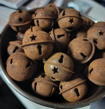 Indlæs billede til gallerivisning Lille bjælde/ klokke i rust – lidt julestemning til hjem og have.