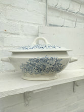 Indlæs billede til gallerivisning Gammel terrin - låg og blå blomster