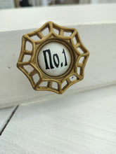 Indlæs billede til gallerivisning Greb til skuffer og skabe. Messing m/ sort skrift