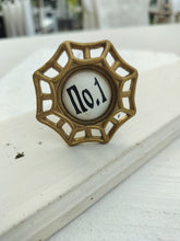 Indlæs billede til gallerivisning Greb til skuffer og skabe. Messing m/ sort skrift