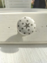 Indlæs billede til gallerivisning Greb til skuffer og skabe - Hvid med grå stjerner