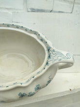 Indlæs billede til gallerivisning Gammel terrin med låg og lyseblå blomster.