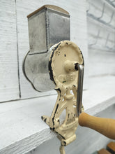 Indlæs billede til gallerivisning Gammel mandel hakker - køkkenets trofaste hjælper - 1