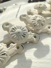 Indlæs billede til gallerivisning Greb til skuffer og skabe - Hvid jern