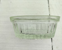 Indlæs billede til gallerivisning Fin glas-høne med charme og historie