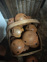 Indlæs billede til gallerivisning Stor bjælde / klokke i rust – lidt julestemning til hjem og have.