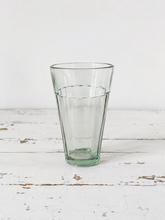 Indlæs billede til gallerivisning 6 gamle glas/vaser i metal holder med håndtag.
