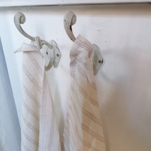 Indlæs billede til gallerivisning Cremet stribet viskestykke - 50 x 70 cm