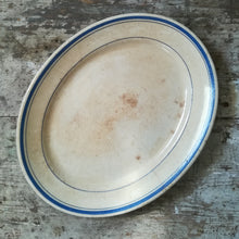 Indlæs billede til gallerivisning Lille oval fad med blå kant.