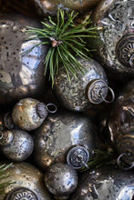 Indlæs billede til gallerivisning Pose med 8 julekugler mini - soil - fattigsmandssølv  - 4 cm

