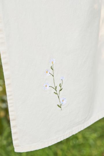 Viskestykke Flora -  m/hvide margueritter - butter cream