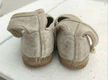 Indlæs billede til gallerivisning Gamle hvide børnesko - 3
