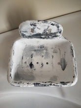 Indlæs billede til gallerivisning Rustik sæbeskål med smuk patineret finish.
